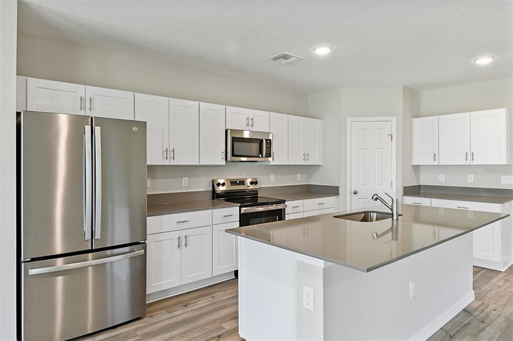 Active With Contract: $494,990 (5 beds, 3 baths, 3184 Square Feet)