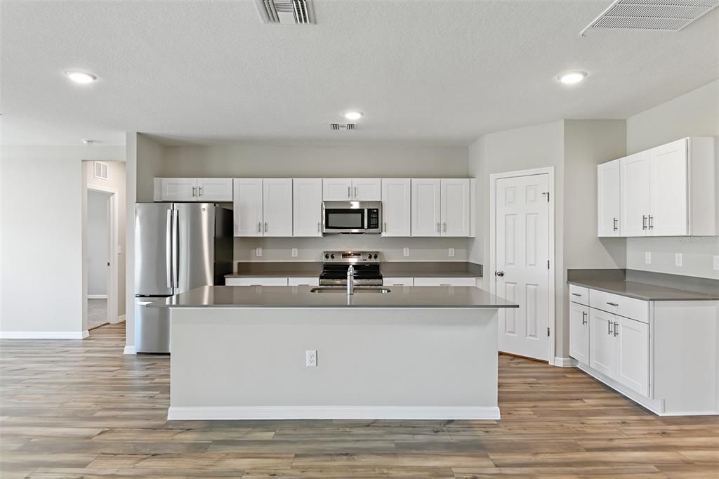 Active With Contract: $494,990 (5 beds, 3 baths, 3184 Square Feet)