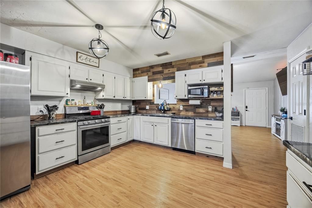 For Sale: $347,000 (3 beds, 3 baths, 1891 Square Feet)
