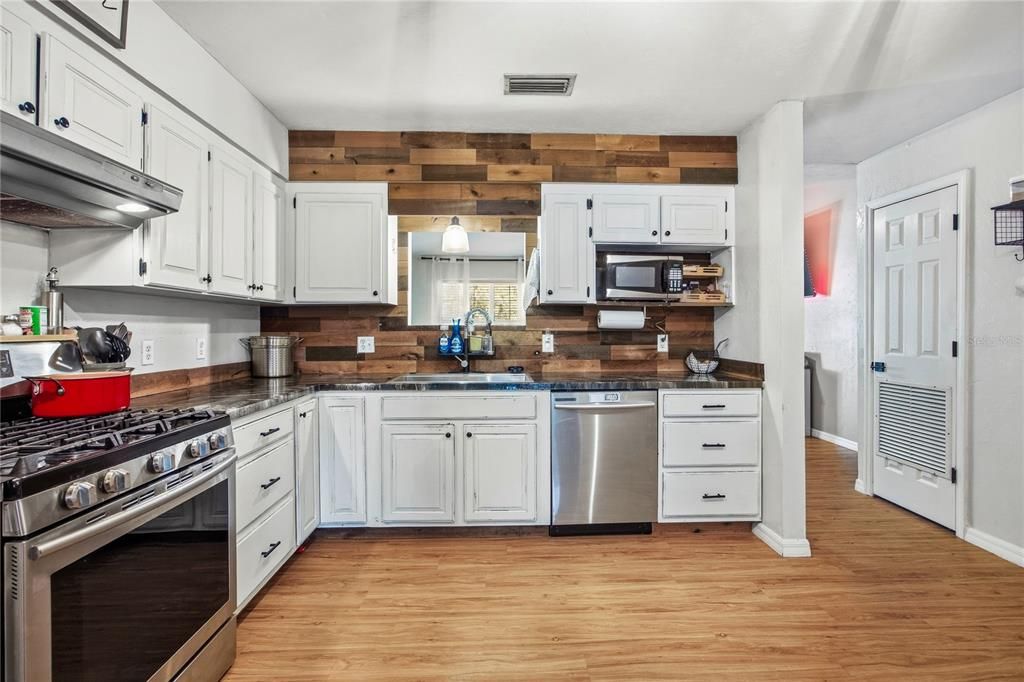 For Sale: $347,000 (3 beds, 3 baths, 1891 Square Feet)