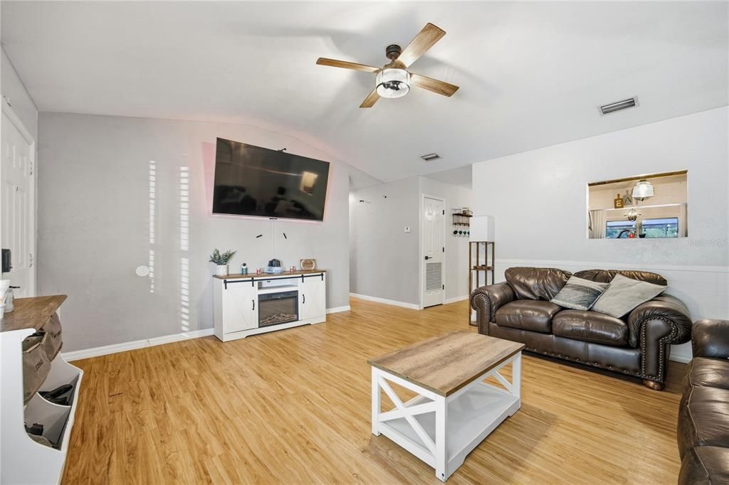 For Sale: $347,000 (3 beds, 3 baths, 1891 Square Feet)