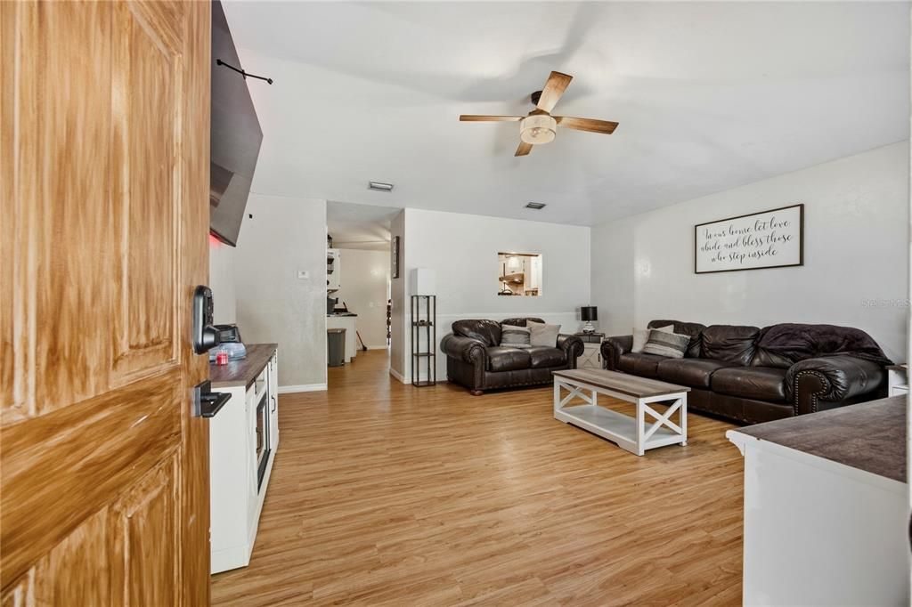 For Sale: $347,000 (3 beds, 3 baths, 1891 Square Feet)