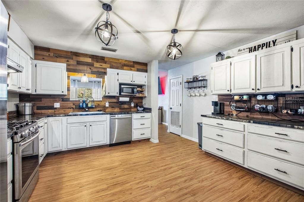 For Sale: $347,000 (3 beds, 3 baths, 1891 Square Feet)