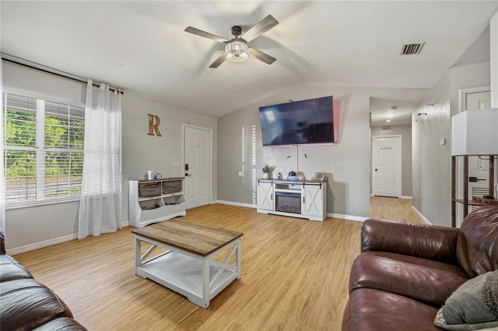 For Sale: $347,000 (3 beds, 3 baths, 1891 Square Feet)