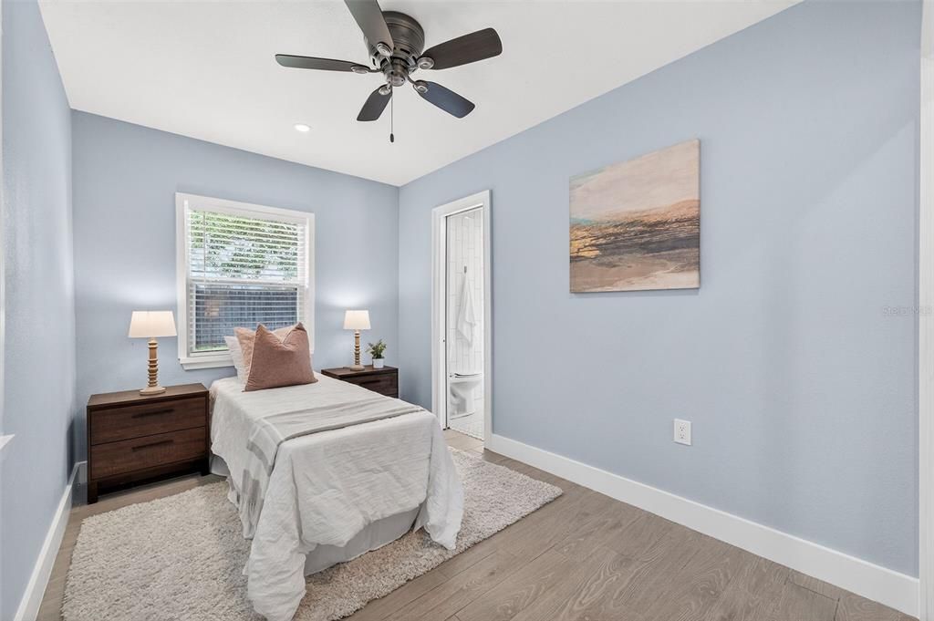 Active With Contract: $430,000 (2 beds, 2 baths, 1066 Square Feet)