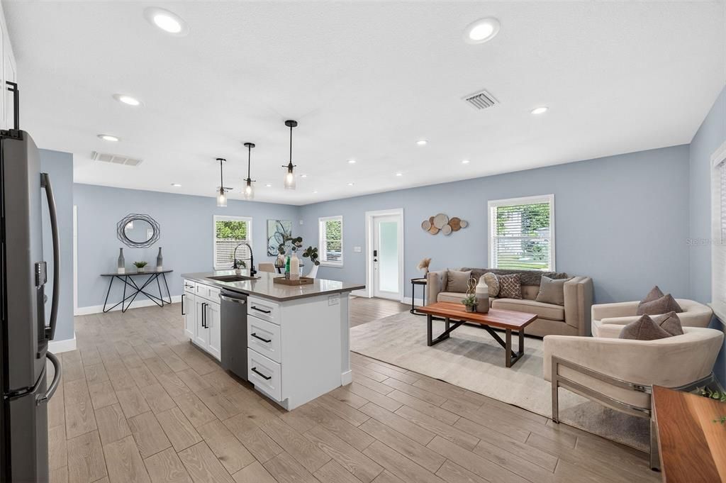 Active With Contract: $430,000 (2 beds, 2 baths, 1066 Square Feet)