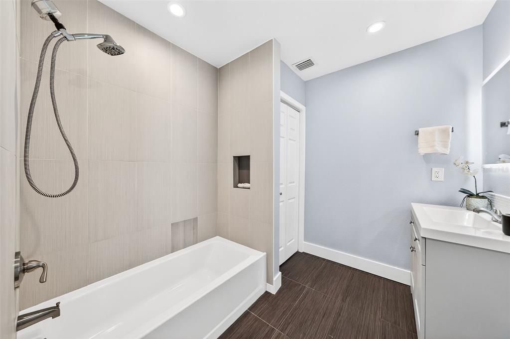 Active With Contract: $430,000 (2 beds, 2 baths, 1066 Square Feet)