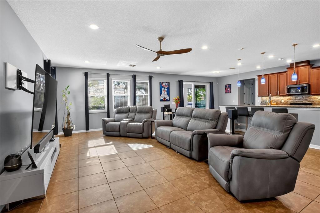 For Sale: $789,000 (5 beds, 3 baths, 5224 Square Feet)
