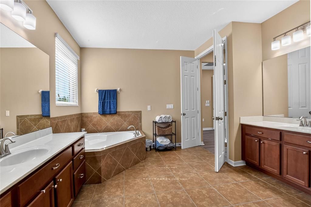 For Sale: $789,000 (5 beds, 3 baths, 5224 Square Feet)