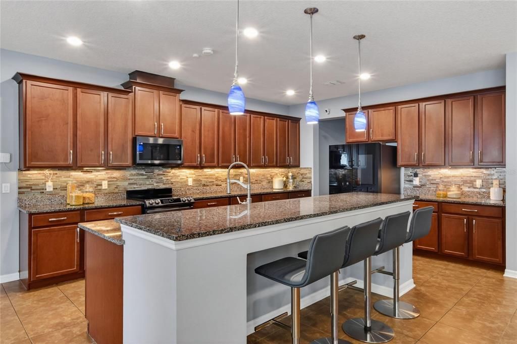 For Sale: $789,000 (5 beds, 3 baths, 5224 Square Feet)
