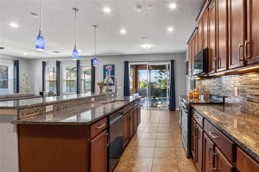 For Sale: $789,000 (5 beds, 3 baths, 5224 Square Feet)