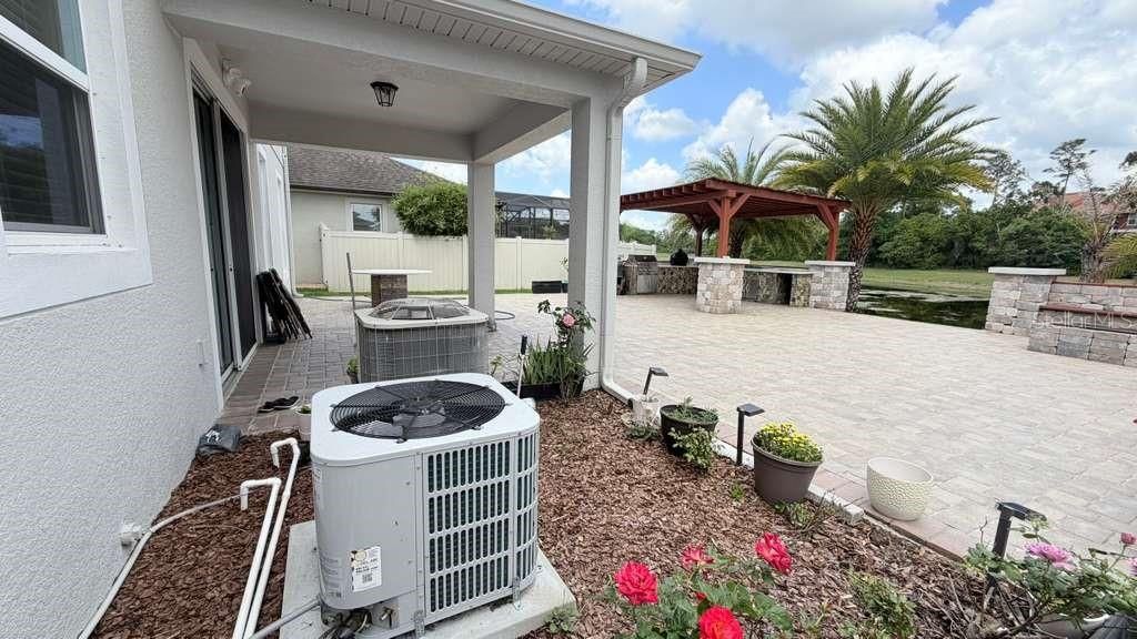 Activo con contrato: $589,500 (5 camas, 3 baños, 2102 Pies cuadrados)