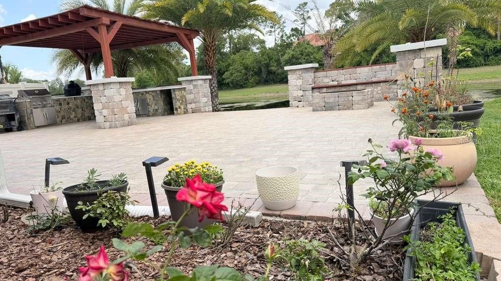 Activo con contrato: $589,500 (5 camas, 3 baños, 2102 Pies cuadrados)