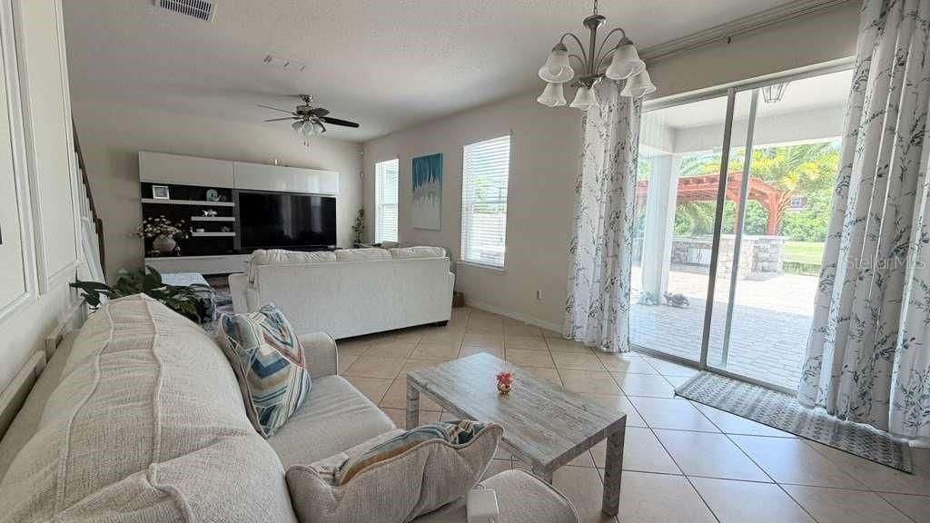 Activo con contrato: $589,500 (5 camas, 3 baños, 2102 Pies cuadrados)