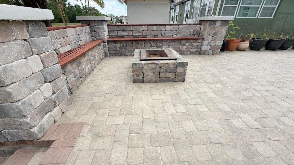 Activo con contrato: $589,500 (5 camas, 3 baños, 2102 Pies cuadrados)