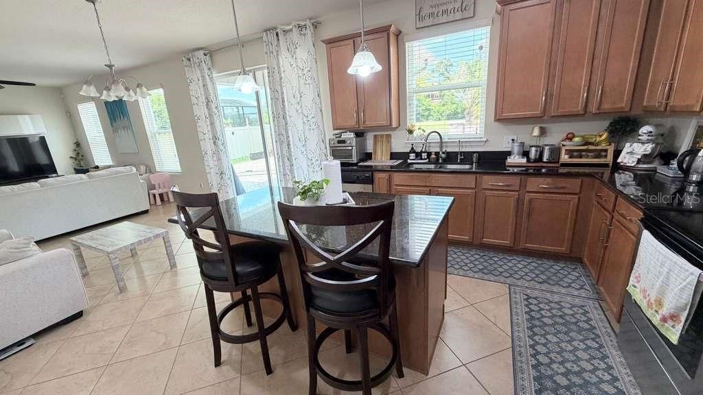 Activo con contrato: $589,500 (5 camas, 3 baños, 2102 Pies cuadrados)