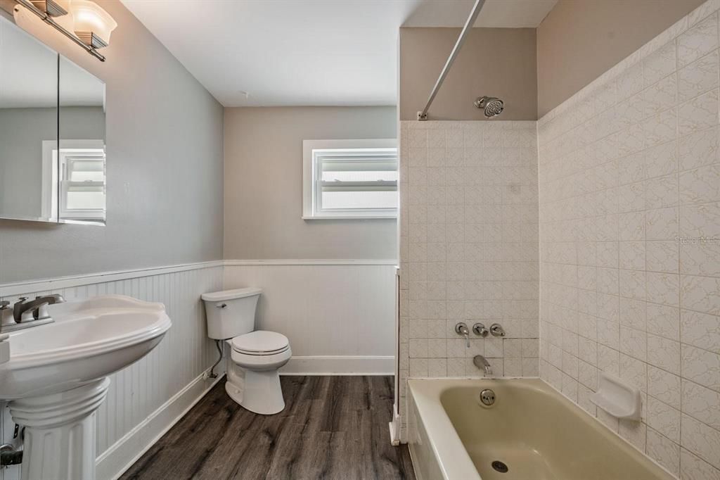 Activo con contrato: $368,000 (2 camas, 2 baños, 1074 Pies cuadrados)