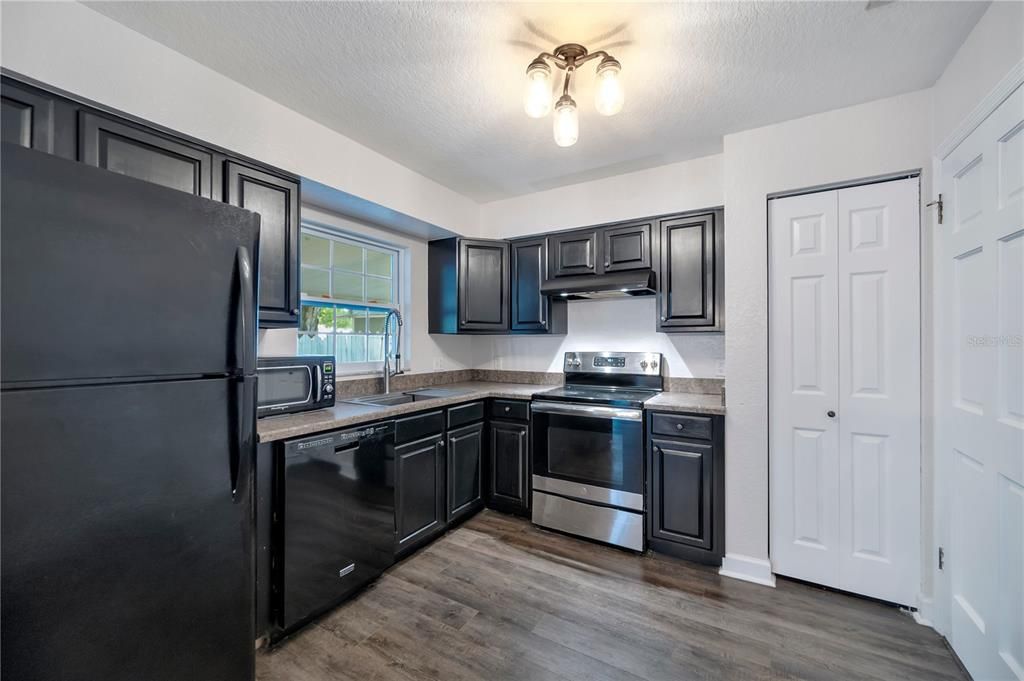 Active With Contract: $245,000 (3 beds, 2 baths, 1148 Square Feet)