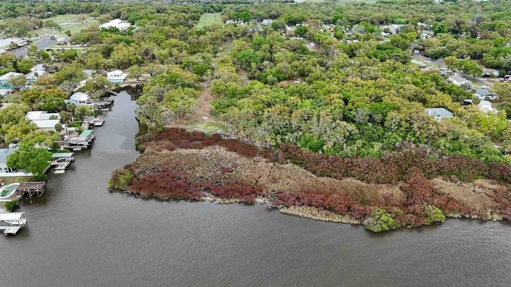 На продажу: $2,700,000 (9.85 acres)