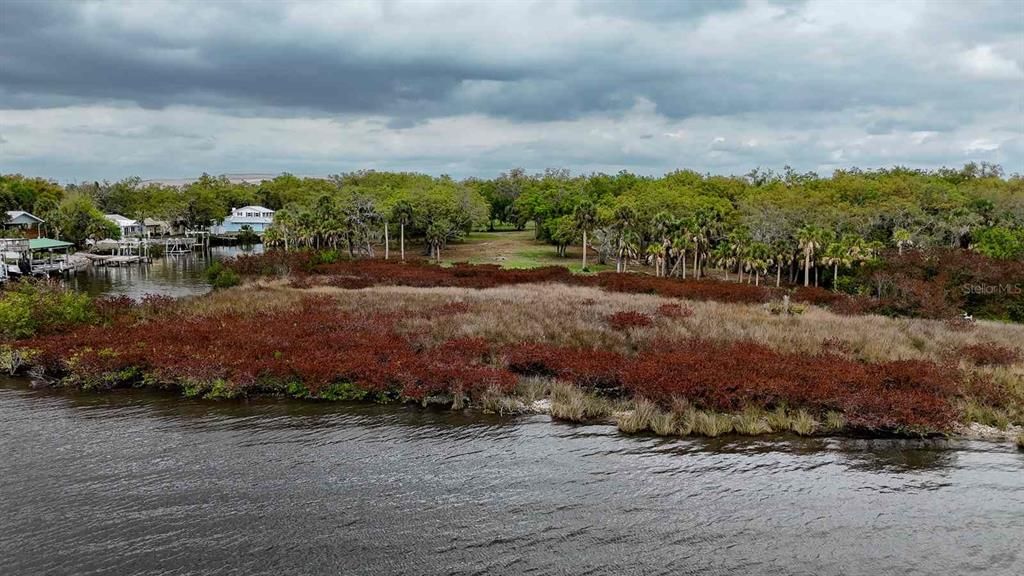 На продажу: $2,700,000 (9.85 acres)