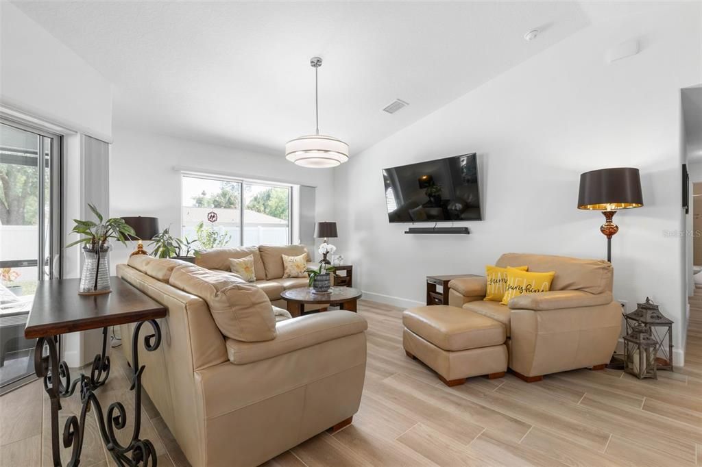 Active With Contract: $320,000 (3 beds, 2 baths, 1348 Square Feet)