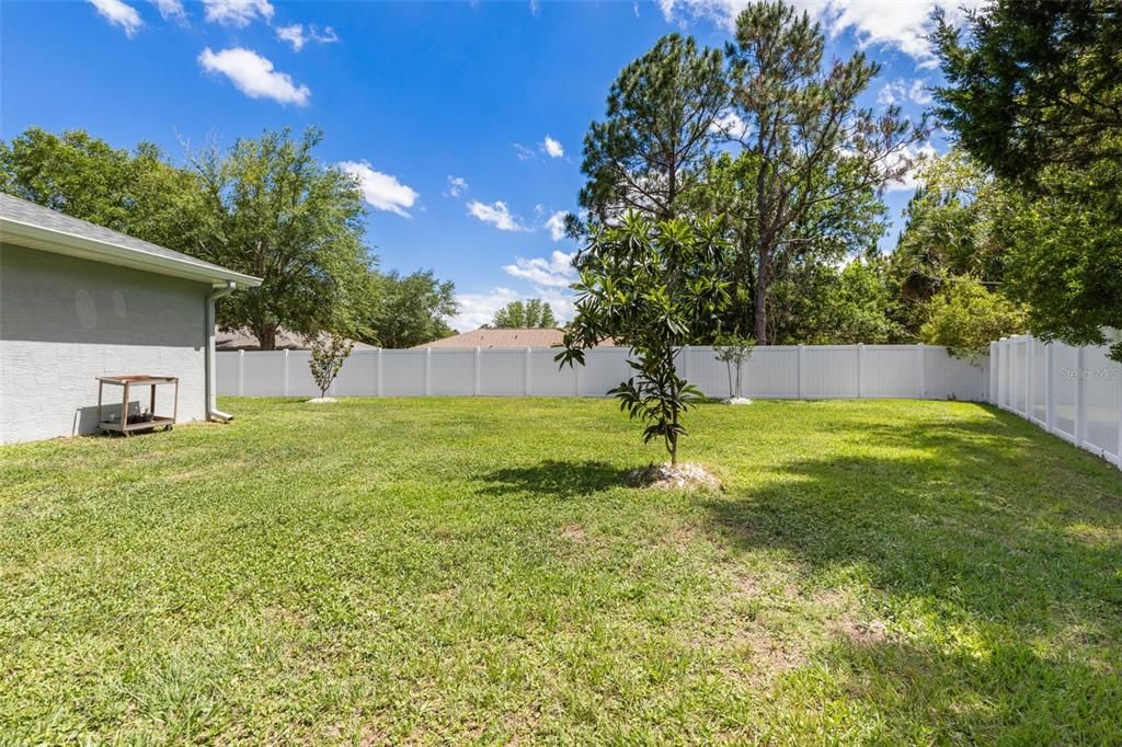 Active With Contract: $320,000 (3 beds, 2 baths, 1348 Square Feet)