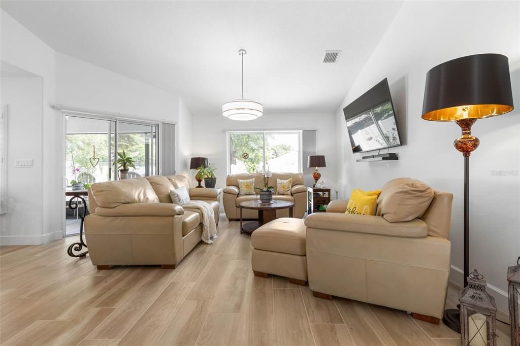 Active With Contract: $320,000 (3 beds, 2 baths, 1348 Square Feet)