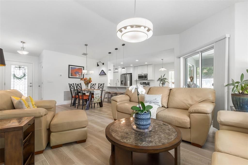 Active With Contract: $320,000 (3 beds, 2 baths, 1348 Square Feet)