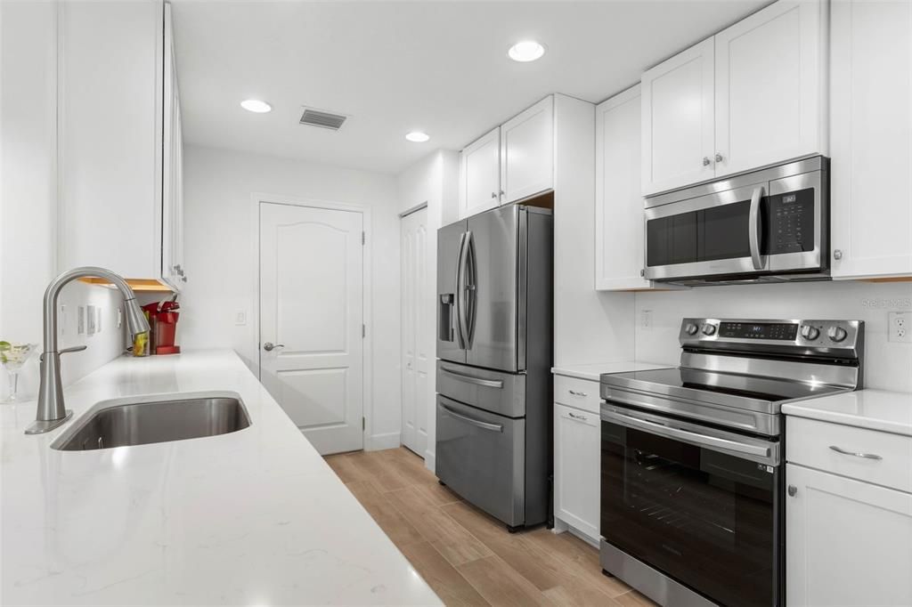 Active With Contract: $320,000 (3 beds, 2 baths, 1348 Square Feet)