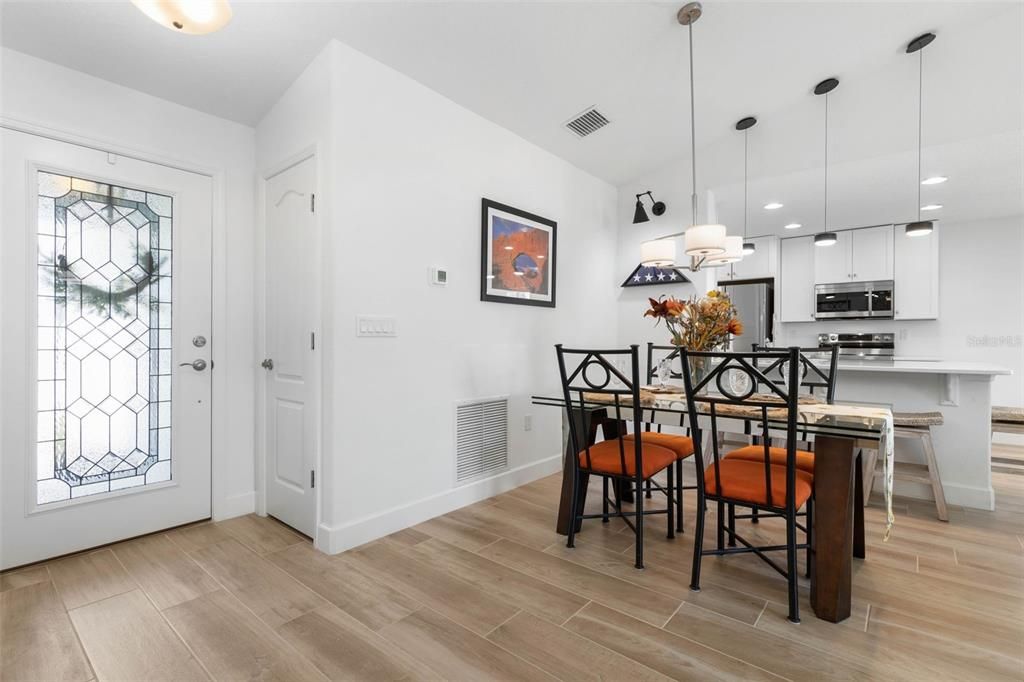 Active With Contract: $320,000 (3 beds, 2 baths, 1348 Square Feet)