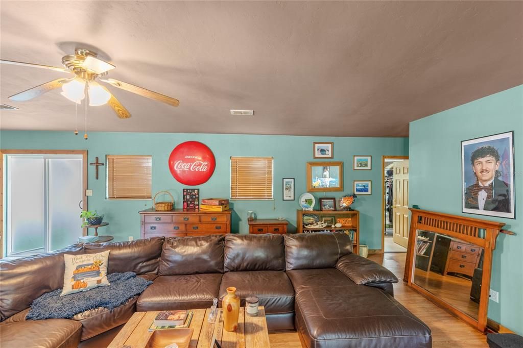For Sale: $367,000 (3 beds, 2 baths, 1566 Square Feet)