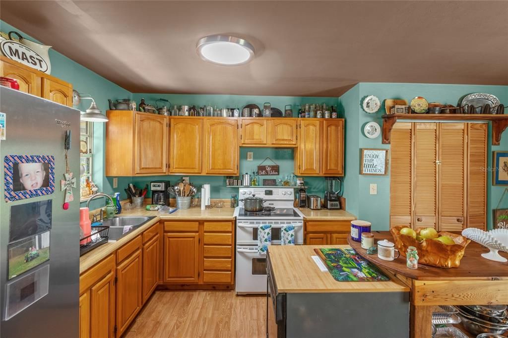 For Sale: $367,000 (3 beds, 2 baths, 1566 Square Feet)