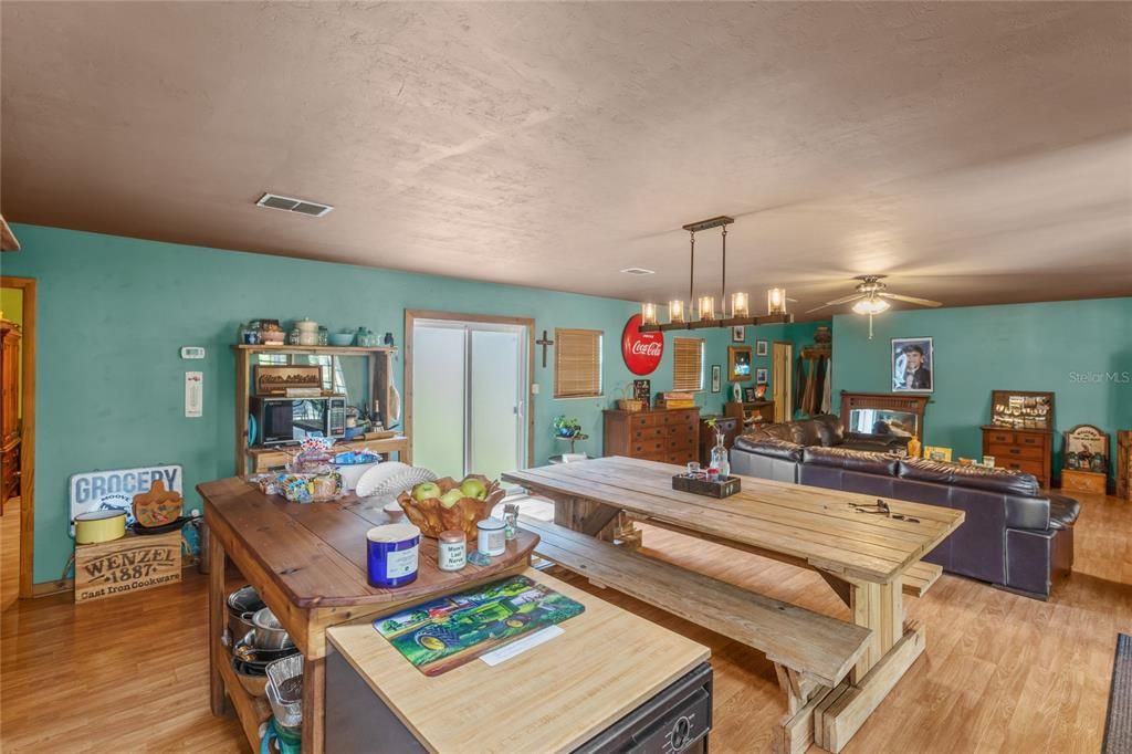 For Sale: $367,000 (3 beds, 2 baths, 1566 Square Feet)