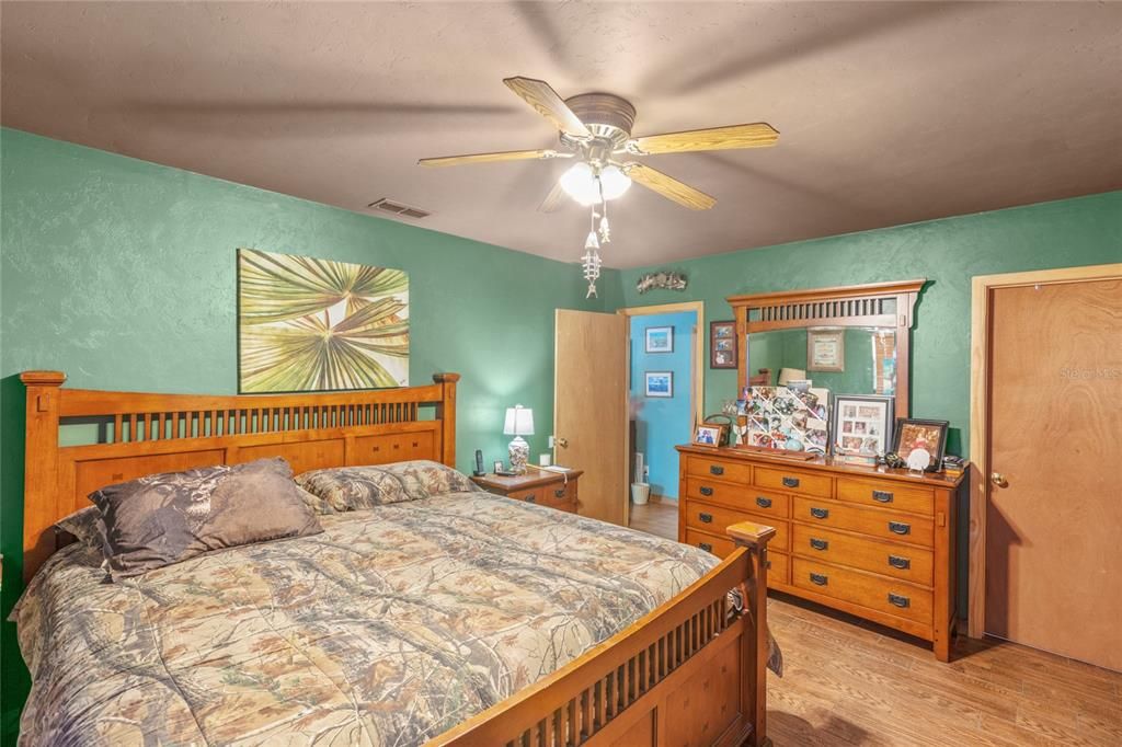 For Sale: $367,000 (3 beds, 2 baths, 1566 Square Feet)