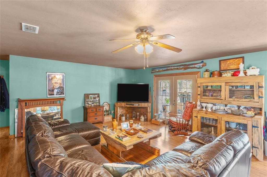 For Sale: $367,000 (3 beds, 2 baths, 1566 Square Feet)