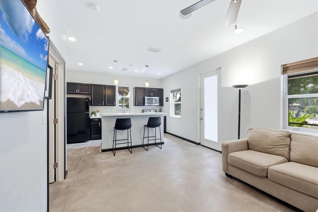 For Sale: $360,000 (1 beds, 1 baths, 625 Square Feet)