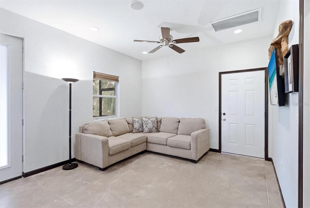 For Sale: $360,000 (1 beds, 1 baths, 625 Square Feet)