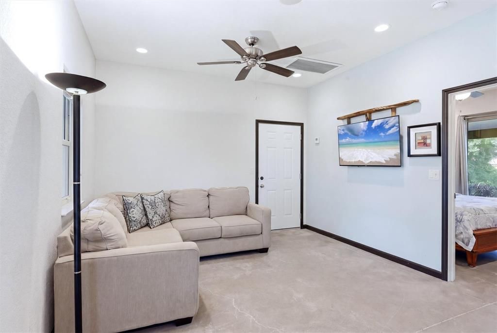 For Sale: $360,000 (1 beds, 1 baths, 625 Square Feet)