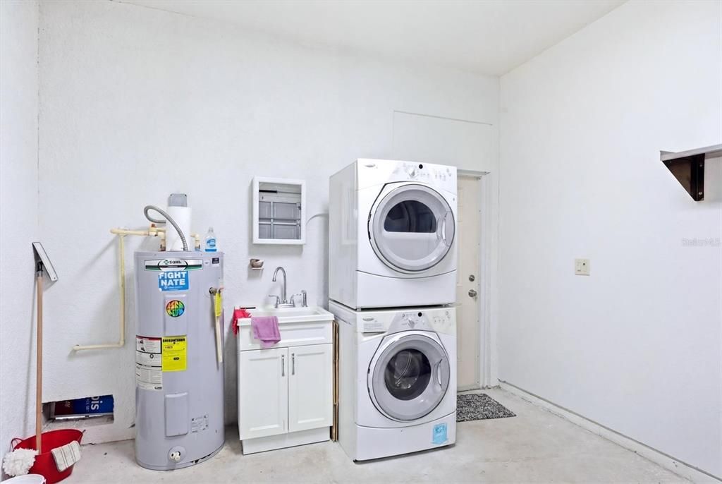 For Sale: $360,000 (1 beds, 1 baths, 625 Square Feet)