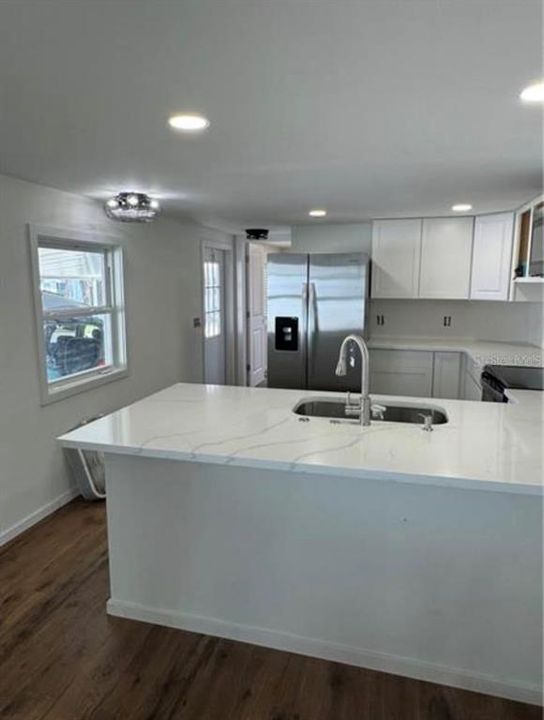 For Rent: $1,600 (2 beds, 1 baths, 872 Square Feet)