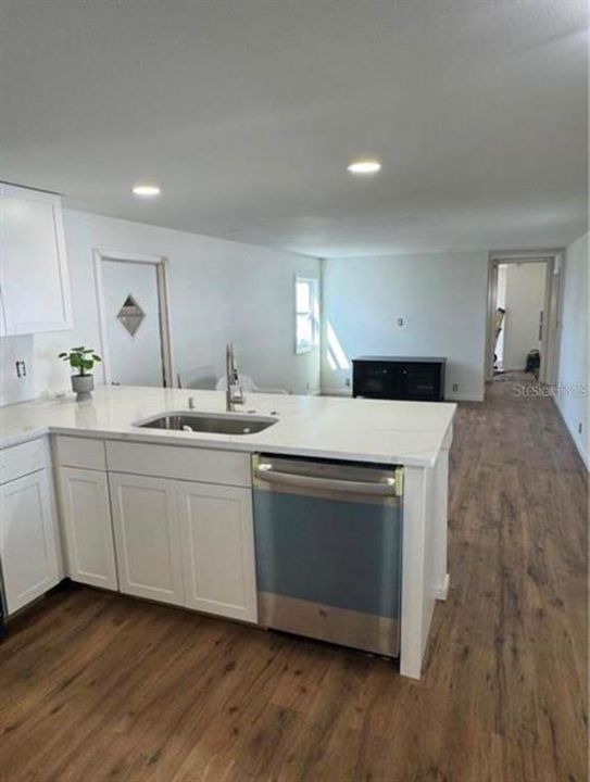 For Rent: $1,600 (2 beds, 1 baths, 872 Square Feet)