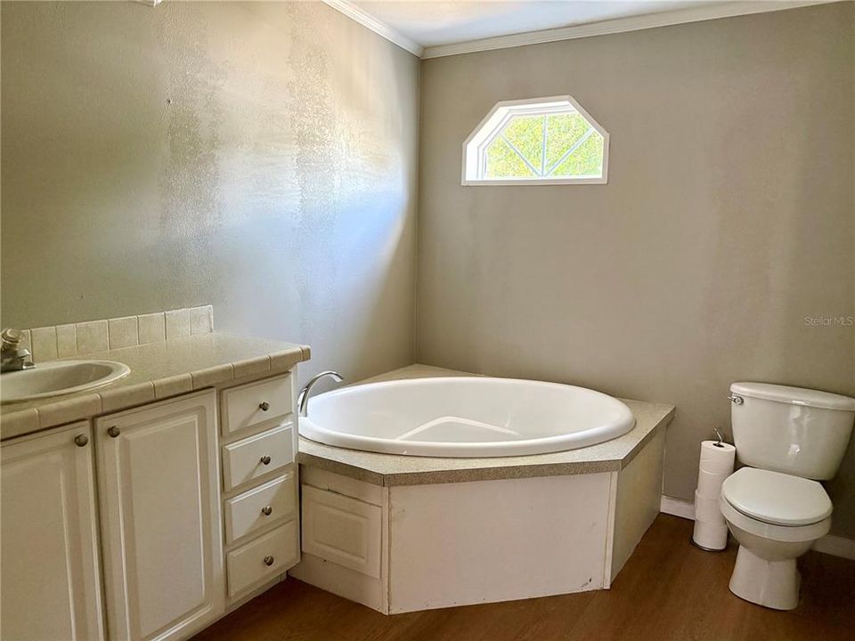 For Rent: $1,250 (1 beds, 1 baths, 1736 Square Feet)