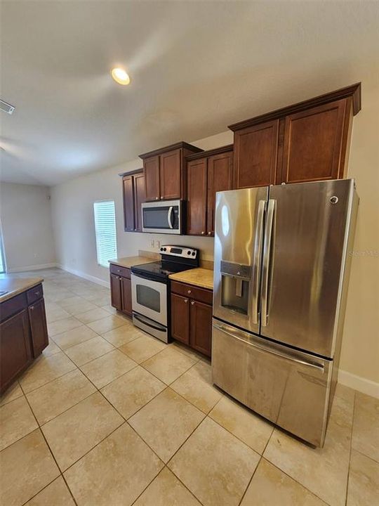 For Rent: $2,400 (4 beds, 2 baths, 1873 Square Feet)