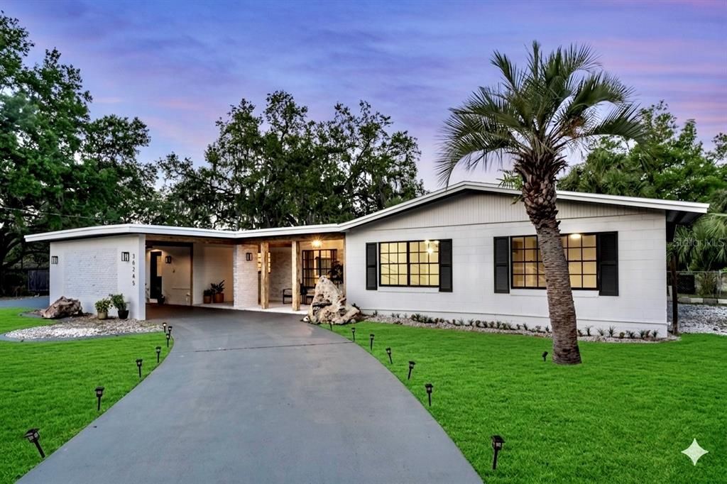 For Sale: $549,900 (3 beds, 2 baths, 1987 Square Feet)