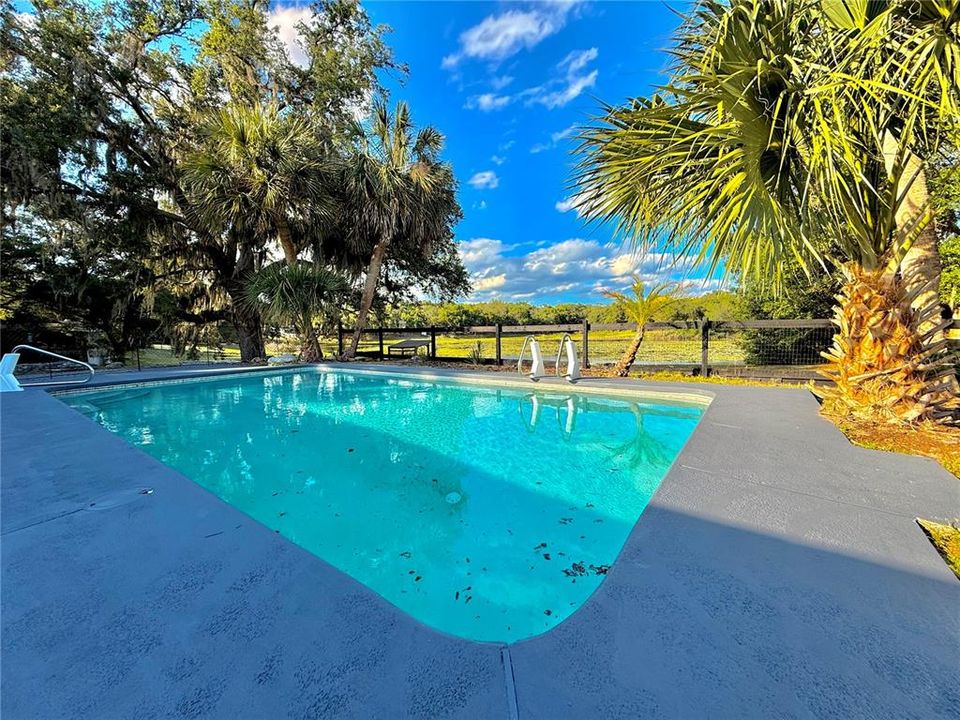 For Sale: $549,900 (3 beds, 2 baths, 1987 Square Feet)