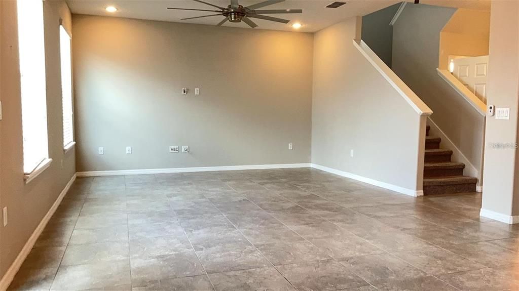 Activo con contrato: $2,950 (4 camas, 3 baños, 2628 Pies cuadrados)