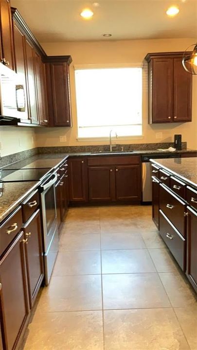 Activo con contrato: $2,950 (4 camas, 3 baños, 2628 Pies cuadrados)