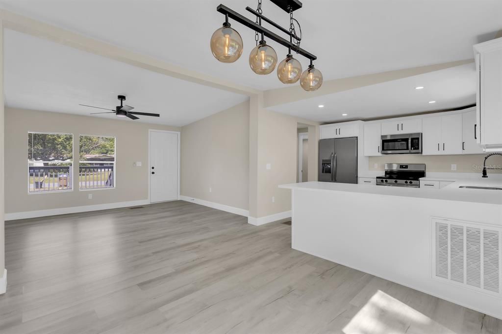 Active With Contract: $299,900 (3 beds, 2 baths, 1152 Square Feet)