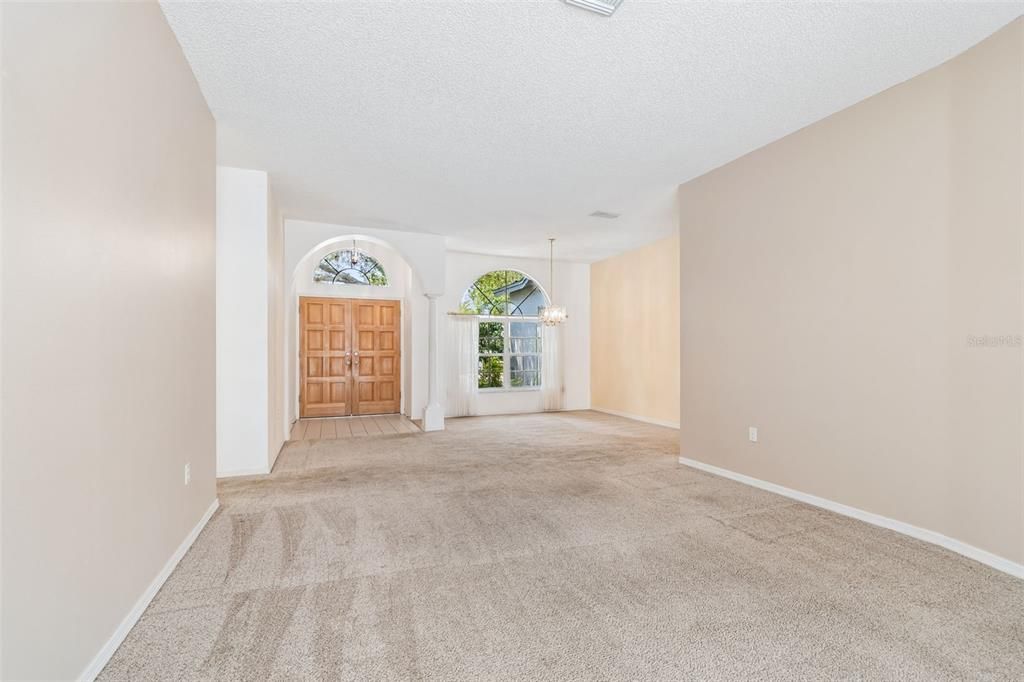 Activo con contrato: $684,900 (4 camas, 3 baños, 2545 Pies cuadrados)