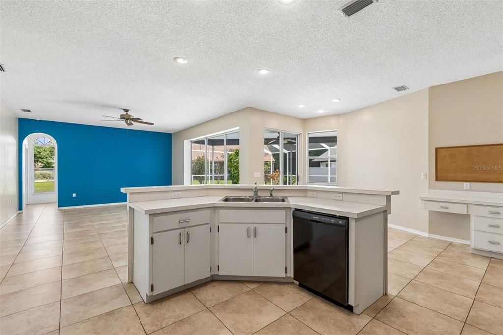 Activo con contrato: $684,900 (4 camas, 3 baños, 2545 Pies cuadrados)